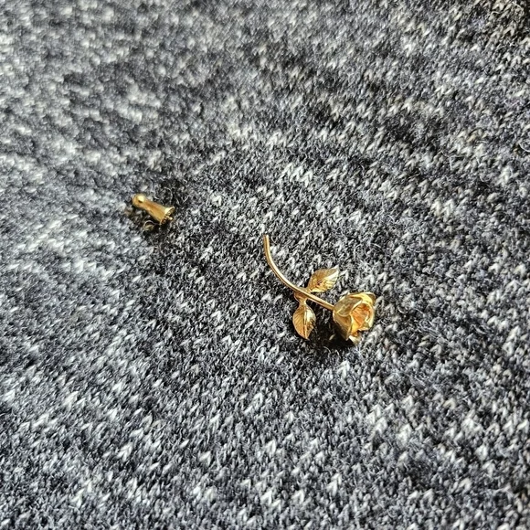 🌹 Monet vintage gold tone elegant rose stick pin - Picture 4 of 4